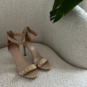 Saks fifth avenue Brand. Nude heel. Size 6M